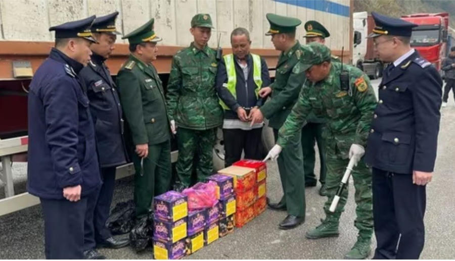 Lực lượng chức năng Lạng Sơn kiểm tra thu giữ số pháo hoa nổ vận chuyển trái phép từ Trung Quốc vào Việt Nam.