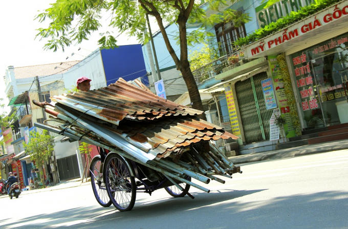 Sẽ ra sao nếu người đi đường vô tình va vào những tấm tôn sắc nhọn kia.