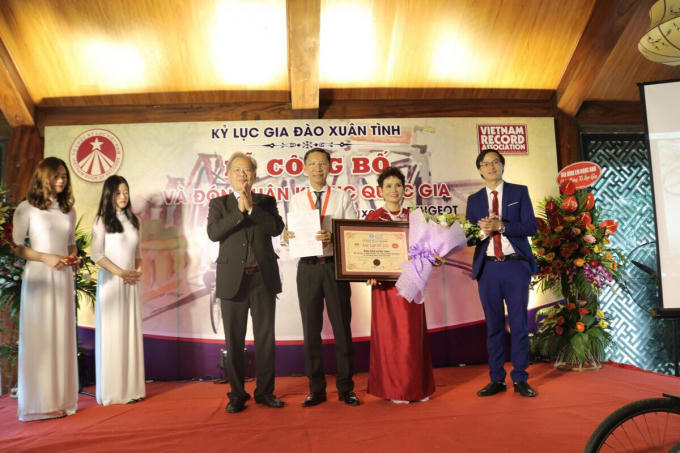 Ông Đào Xuân Tình đón nhận kỷ lục có một không hai của mình.