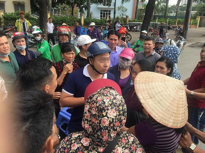 Cảnh sát hình sự bắt quả tang phe vé ở sân Mỹ Đình vào ngày 5/12