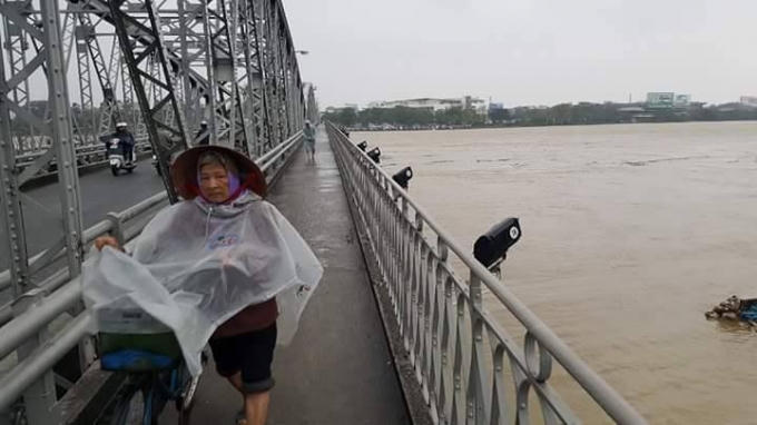 Chiều nay mực nước sông Hương lên cao. (Ảnh: FB - ĐD)