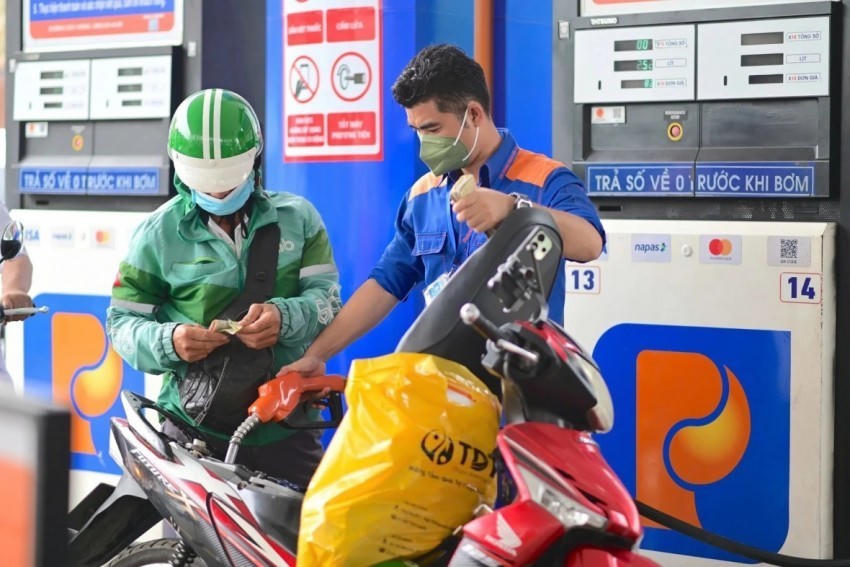 Thủ tướng yêu cầu bảo đảm cung ứng xăng dầu cho sản xuất, kinh doanh, tiêu dùng.