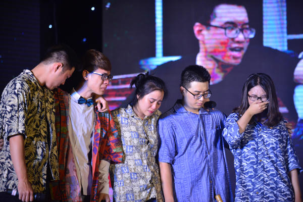 Vở kịch 'vệ binh dải quanh trường' vừa hài hước, vừa xúc động và mang đến nhiều thông điệp ý nghĩa.