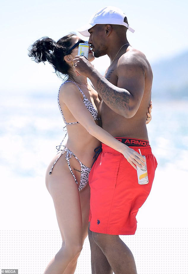 'Mỹ nhân nóng bỏng nhất Canada' nuột nà gợi cảm, tình tứ chồng cầu thủ ở biển - ảnh 3