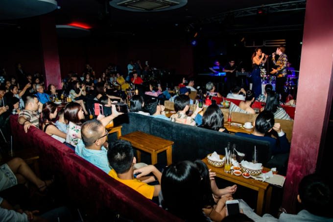 Đêm nhạc Trần Vũ tại phòng trà We, số 8 Lê Quý Đôn Quận 3 diễn ra trong không khí ấm cúng.