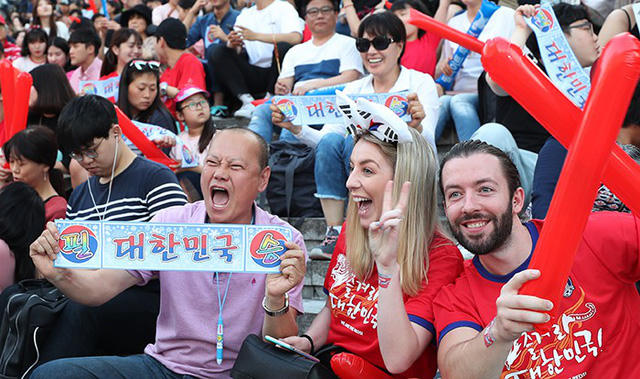Cổ động vi&ecirc;n H&agrave;n Quốc rực rỡ khoe sắc tại World Cup 2018
