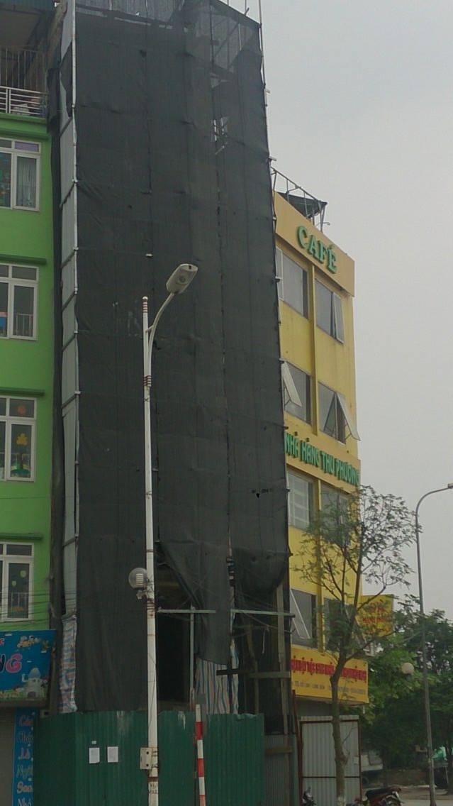 Những công trình như thế này vẫn đang tồn tại khiến dư luận bức xúc.