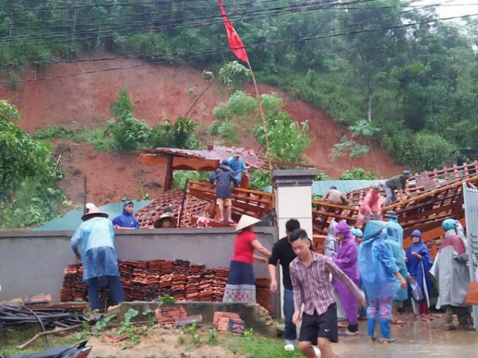 Một nhà dân tại huyện Quế Phong bị đất sạt lở làm đổ sập.