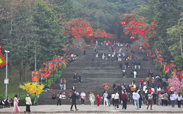 Ngày mùng 2 Tết, lượng du khách đổ về Khu Di tích Lịch sử Quốc gia Đền Hùng tăng mạnh. Ngay từ sáng sớm, nhiều đoàn khách từ các tỉnh, thành đã có mặt để dâng hương tưởng niệm các Vua Hùng, tham quan, vãn cảnh và cầu mong một năm mới bình an, thuận lợi.