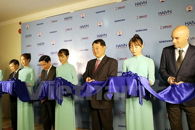 Lãnh đạo tỉnh Thái Nguyên, ĐH Y dược Thái Nguyên và đại diện Samsung cắt băng khánh thành giảng đường thông minh.