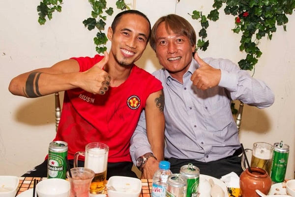 Phạm Anh Khoa gặp gỡ tuyển thủ Ronney Johnsen v&agrave; Dwight Yorke