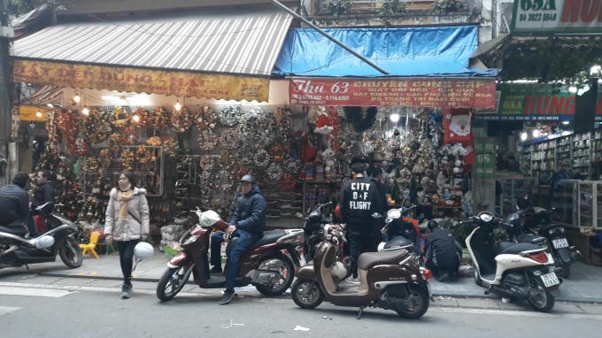  Còn gần 1 tuần nữa mới chính thức đến Giáng Sinh, tuy nhiên lượng người đổ về đây mua sắm rất tấp nập.