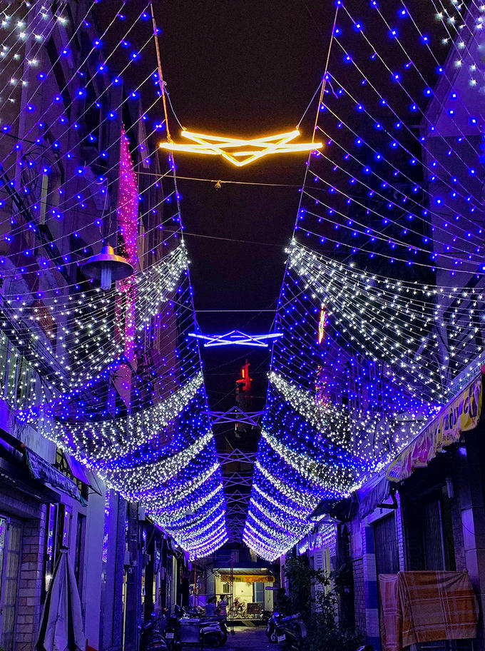 Tại các xóm đạo trên đường Phạm Thế Hiển (quận 8), Phạm Văn Hai (quận Tân Bình), chung cư Bắc Hải (quận 10)... đã trang trí nhiều đèn màu sặc sỡ.   Theo người dân, năm nay đèn trang trí ít hơn mọi năm, nhiều gia đình bận rộn cuối năm nên chưa có thời gian để chuẩn bị cho mùa lễ này.