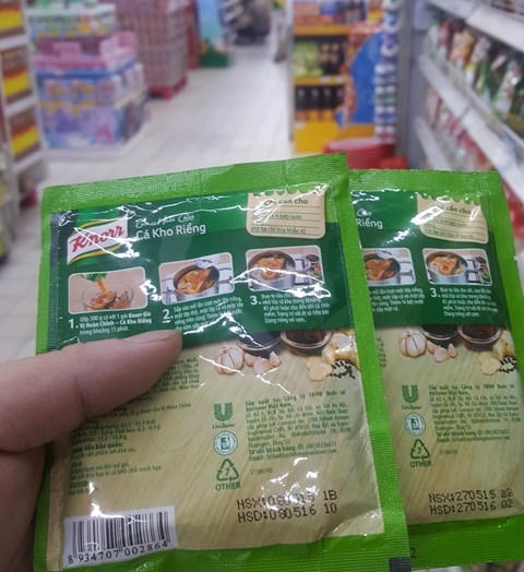 Sản phẩm bột nêm Knorr hết hạn sử dụng cả tháng nhưng vẫn được bày bán ở siêu thị Big C.