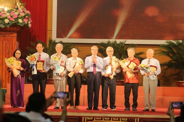 Ban tổ chức tặng hoa, quà kỉ niệm cho các nhà báo lão thành tại hội nghị sáng 13/6 (Ảnh: Nguyễn Trường).