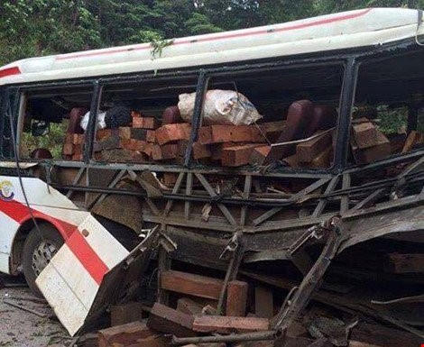 Thông tin cho biết tại hiện trường phát hiện một lượng lớn gỗ quý hiếm.