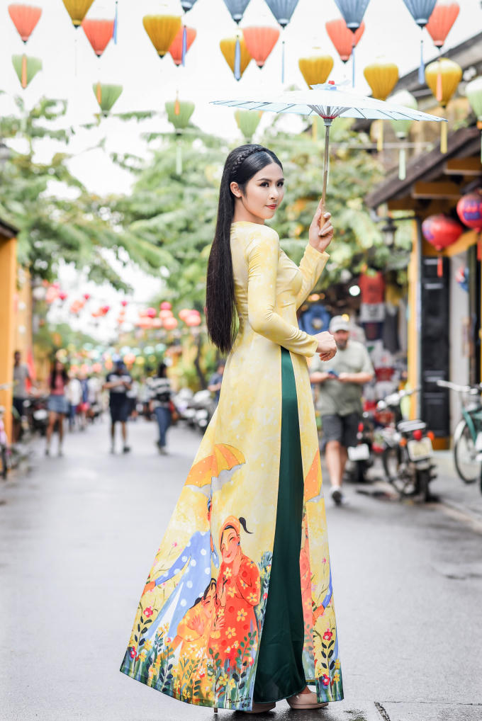 Ngọc H&acirc;n thoả l&ograve;ng khi diễn &aacute;o d&agrave;i trong 'Duy&ecirc;n d&aacute;ng Việt Nam'