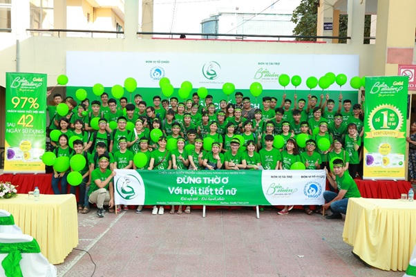 Các tình nguyện viên tham gia phát động chiến dịch: Đừng thờ ơ với nội tiết tố nữ.