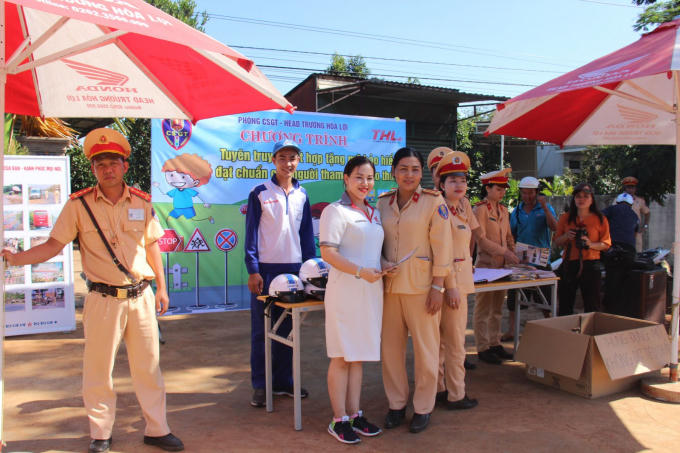 Phòng Cảnh sát giao thông Công an tỉnh Đắk Lắk tổ chức tuyên truyền, phổ biến Luật Giao thông nhằm góp phần nâng cao ý thức chấp hành Luật Giao thông đường bộ cho người dân. (Ảnh: Đình Thảo)