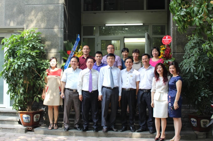 Bộ trưởng chụp ảnh lưu niệm cùng lãnh đạo, phóng viên Báo Pháp luật Việt Nam.
