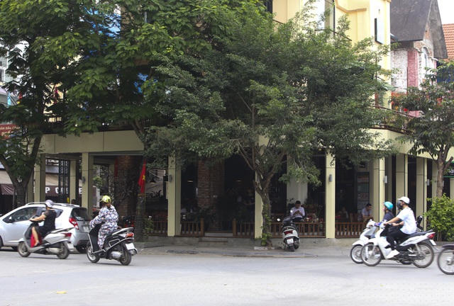 Quán cà phê nổi tiếng nằm trên đường Nguyễn Khuyến (Hà Đông) cũng trong tình trạng đông khách vào thời điểm trước 9h sáng.