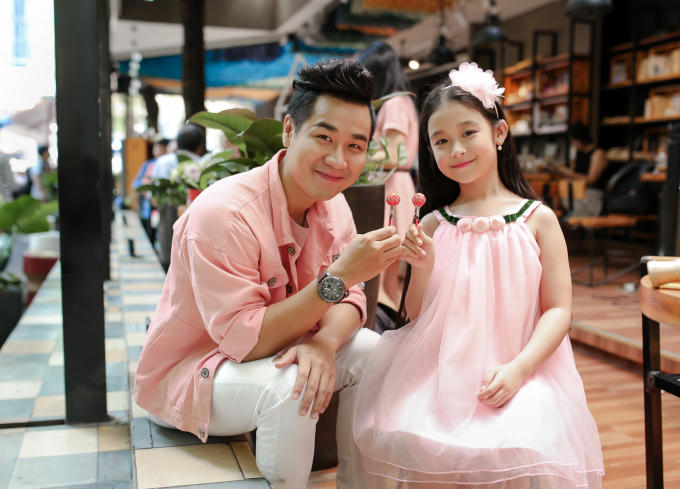 Chàng MC điển trai mua cho mỹ nhân nhí những cuốn sách hỗ trợ công việc nói trước công chúng.