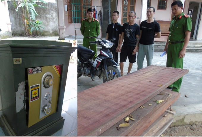 Các đối tượng Thuận, Hưng, Hân và tang vật bị thu giữ. (báo Giao thông)