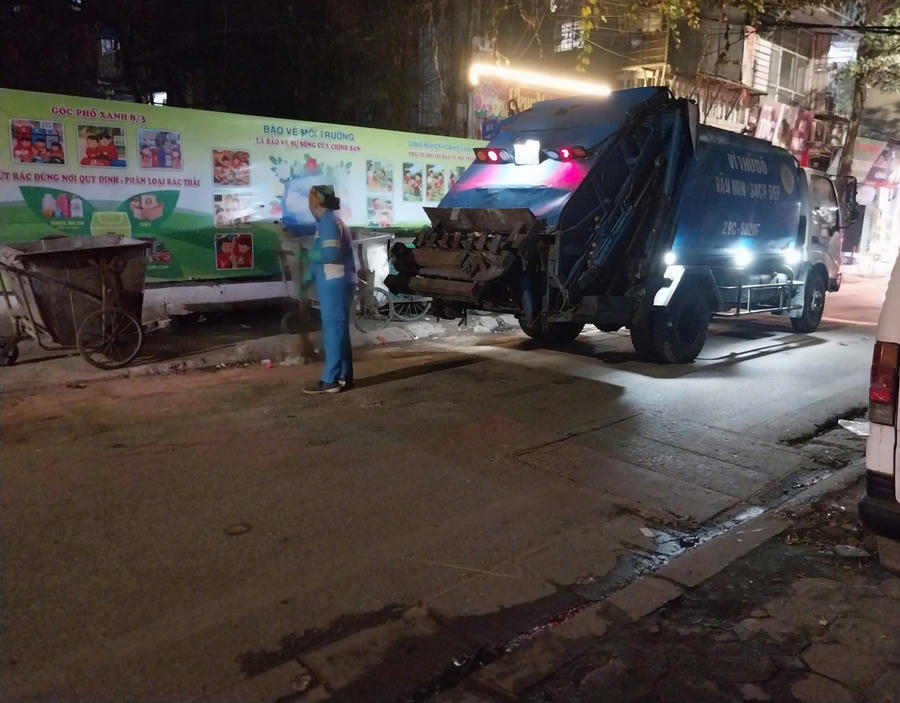 Đêm Giao thừa, thời gian chị Hiền làm việc kéo dài đến rạng sáng mùng 1 Tết - Đây là ca trực đặc biệt, nơi niềm vui đón xuân gắn liền với trách nhiệm giữ cho thành phố sạch đẹp. (Ảnh: Hoa Tiên)