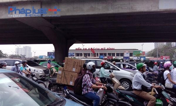 H&agrave; Nội: D&ograve;ng người &ugrave;n &ugrave;n &ldquo;rời đ&ocirc;&rdquo;, c&aacute;c cửa ng&otilde; &ugrave;n tắc