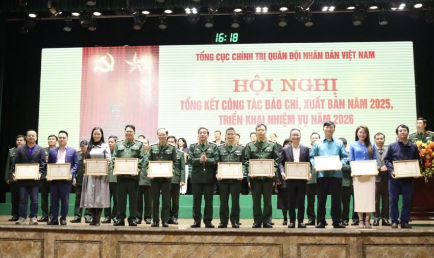 Thượng tướng Trương Thiên Tô trao Bằng khen cho các tập thể, cá nhân.