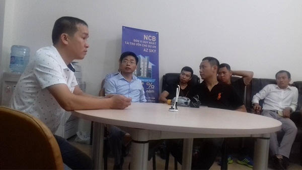 Người đại diện Công ty cổ phần BĐS AZ (bên trái) không nêu rõ tên, chức vụ ra trả lời việc chậm trễ bàn giao căn hộ cho những cư dân.
