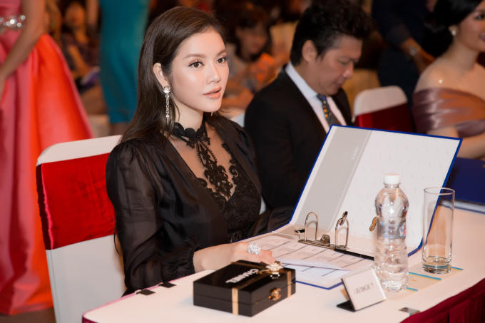 Lý Nhã Kỳ kiêu sa ngồi ghế nóng đêm Sơ kết Miss Grand International 2017