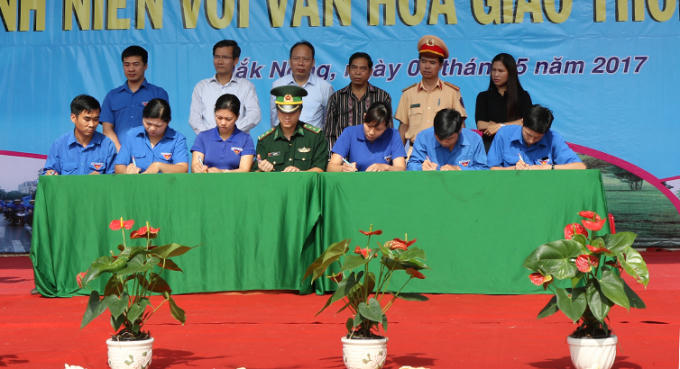 Đại diện các cơ sở đoàn ký cam kết không vi phạm luật giao thông.
