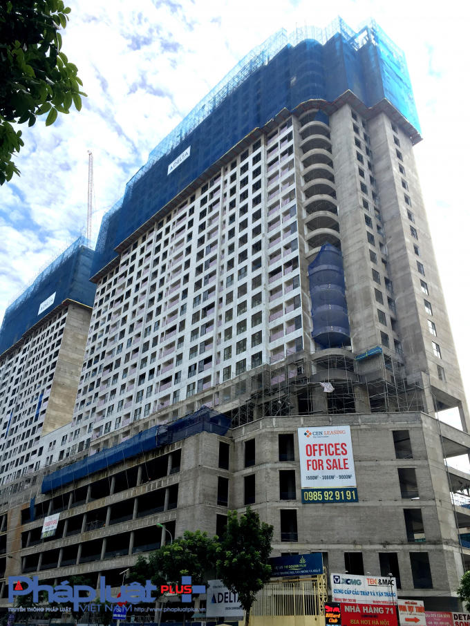 Các hộ dân sống gần dự án The Golden Palm cho rằng, việc tòa nhà này xây thêm 2 tầng (từ 25 lên 27 tầng) là không hợp lý, và chưa xin ý kiến của các hộ dân.