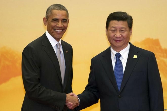 Tổng thống Mỹ Barack Obama (trái) bắt tay Chủ tịch Trung Quốc Tập Cận Bình.