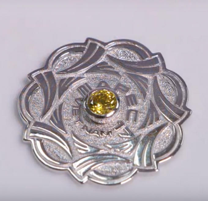 Và cuối cùng huy hiệu trắng gắn đá màu vàng citrine dành tặng cho các quan chức cấp thứ trưởng và tương đương. Ảnh: HOÀI AN.