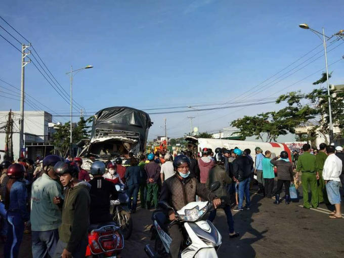 Người dân tập trung theo dõi sự việc.