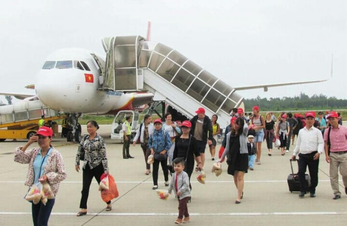 Những hành khách đầu tiên của chuyến bay trong ngày khai trương. (Ảnh: NT)