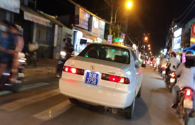 Chiếc xe biển xanh 80B-3758 bật đèn ưu tiên, hú còi inh ỏi trên các tuyến đường Nguyễn Thị Định, Nguyễn Duy Trinh, quận 2 khiến người đi đường phải vội vã né tránh, nhường đường.