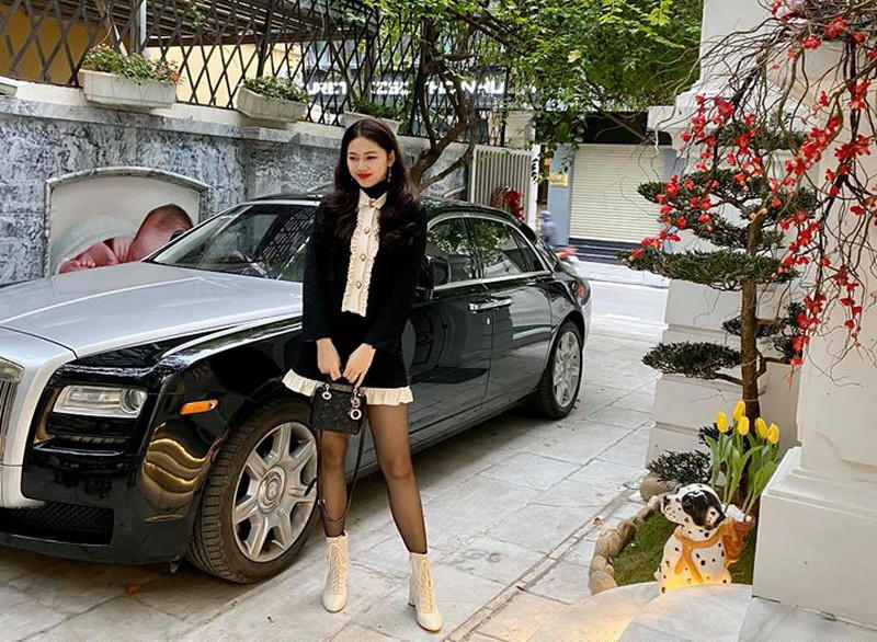 Hay hình ảnh về cuộc sống sung túc của cô bên trong căn biệt thự sang chảnh và siêu xe tiền tỷ.