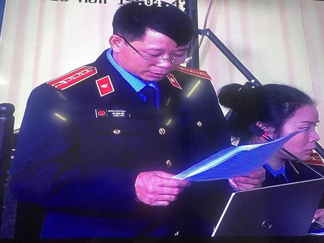 Đại diện VKS đọc cáo trạng tại phiên tòa chiều nay.
