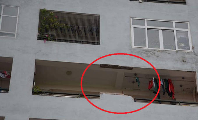 Vòng tròn đỏ khu vực mảng tường gãy rơi xuống đất.