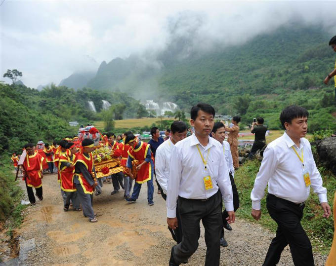 Ông Nguyễn Thành Hải, Chủ tịch UBND huyện Trùng Khánh (bìa phải) và ông Nguyễn Mạnh Hùng, Phó Chủ tịch UBND huyện Trùng Khánh chủ trì buổi lễ rước.