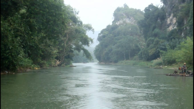 Những người dân địa phương đã căng dây cáp ngang dòng sông, lập biển cấm, nếu danh nghiệp vượt qua ranh giới trên sẽ bị ném đá, dùng súng cao su bắn.