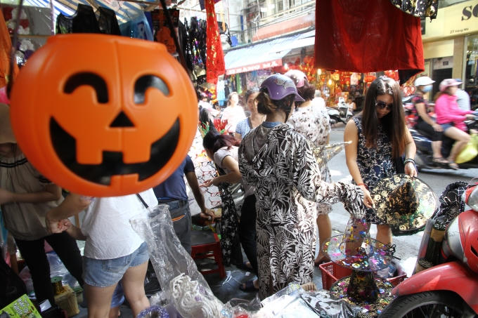 Một du khách đang chọn cho mình một chiếc mũ phù thủy phù hợp.