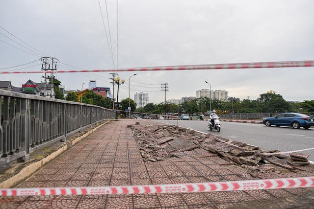 Hiện tại khu vực sụt lún được chăng dây rào chắn sơ sài.