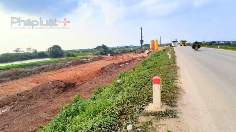 Ngay sau Lễ khởi công ngày 19/8/2025, liên danh nhà thầu đã huy động gần 100 máy móc, thiết bị và triển khai 8 mũi thi công đồng loạt trên toàn tuyến.