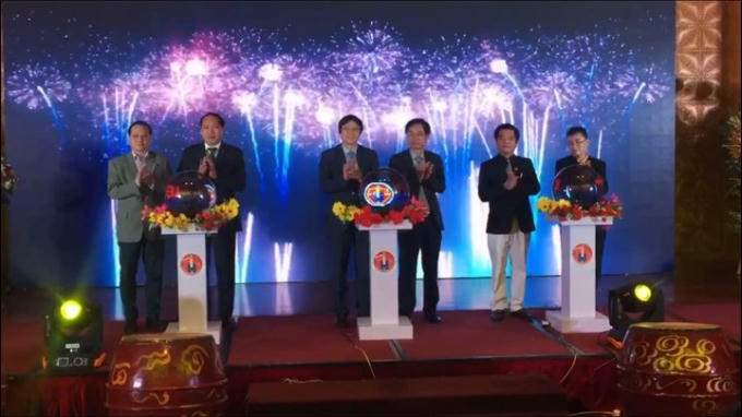 Giây phút thiêng liêng khi các lãnh đạo bấm nút chào mừng Lễ ra mắt Tạp chí điện tử Thương hiệu và Pháp luật.