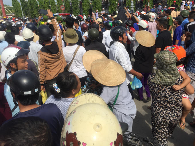 Đối tượng bị áp tải về trụ sở Công an. (Ảnh: Đăng Hậu)