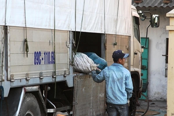 Mỡ bẩn đang được chuyển từ xe tải vào lò tiêu hủy.
